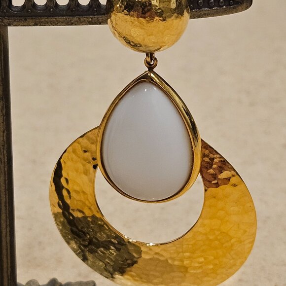 STATEMENT JOSE MARIA BARRERA WHITE HAMMERED GOLD DROP DANGLE CHANDELIER EARRINGS - Picture 6 of 11